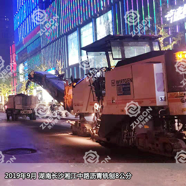 2019年9月湖南長(zhǎng)沙市政道路湘江中路進(jìn)行瀝青銑刨